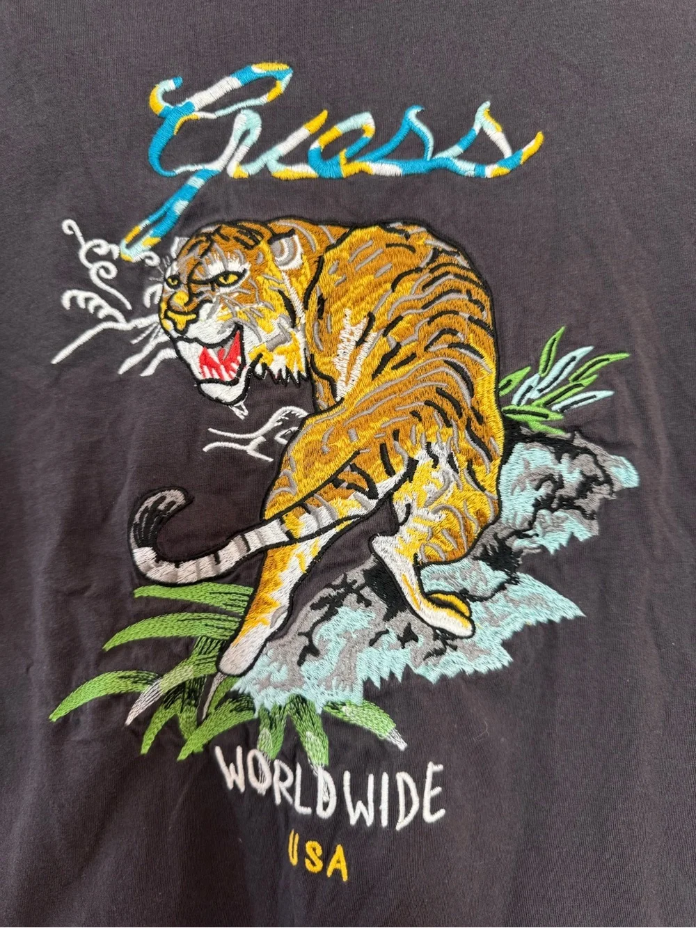 Guess  Embroidered Tiger Graphic T-Shirt Black men’s Size Small - Picture 2 of 3